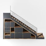 راه پله چوبی داخل ساختمان