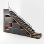 راه پله چوبی داخل ساختمان