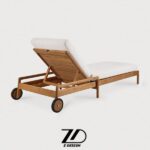 تخت کنار استخر شقایق