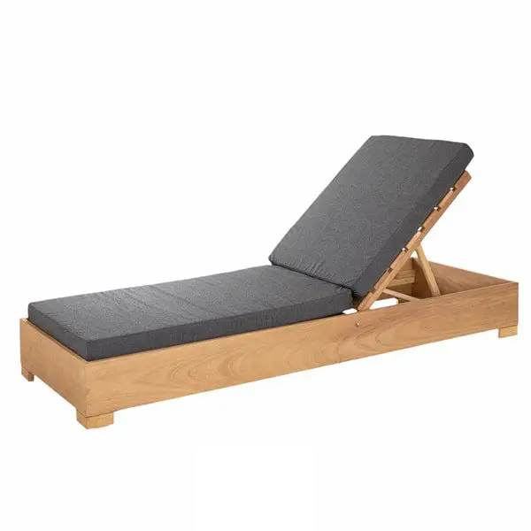 تخت کنار استخری